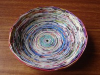 Cesta confeccionada em trabalho reciclavel com papel colorido.